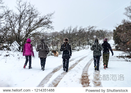 Group of women on back taking a walk in the snow.
Translation text on the cartel is: Hunting area.