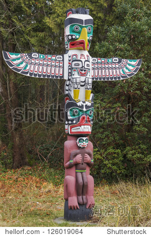 详细的印第安人图腾柱