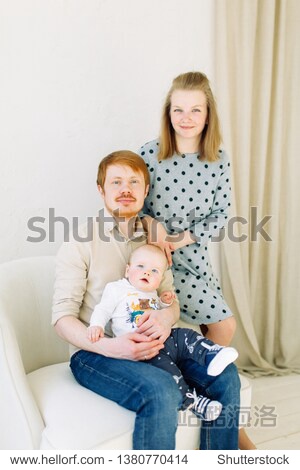 爱 父母 夫妇 女人 年轻的 高加索人 爸爸 父亲 快乐 孩子 可爱 房子 两个 内饰 微笑 好看 持有 母亲 白色 幸福 男人 女 日 一起 沙发 童年 性格开朗 新生儿 女孩 人 房间 首页 生活方式 人 宝贝 成人 家庭 女儿 好玩 男 可爱 儿童 小 家长