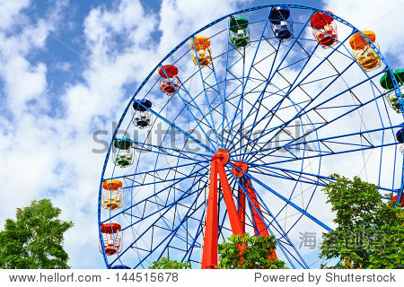 with passenger cars suspended on its outer edgeferries wheel