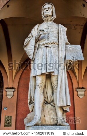 ancientstatueofgiottoinfrontoftheloggiaamuleainpaduaitaly