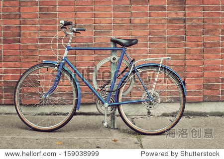 vintage bicycle parked on the street in toronto - 站酷海洛正版