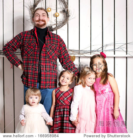 成人 宝贝 大 男孩 儿童 圣诞节 概念 爸爸 爸爸 女儿 12月 装饰 拥抱 夏娃 事件 扩展 家庭 父亲 好玩 世代 女孩 组 快乐 节假日 首页 房子 室内 孩子 大型 小 爱 男人 许多 父母 人 人 肖像 季节 姐姐 微笑 儿子 幼儿 一起 传统 假期 周末 冬季 年份