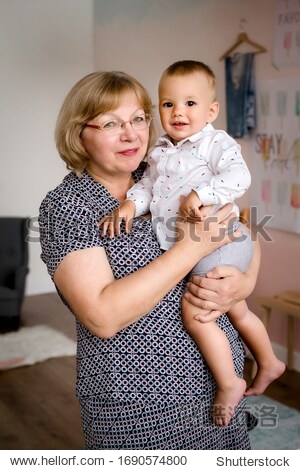 美女 高加索人 快乐 金发女郎 婴儿 微笑 皱纹 幼儿 奶奶 白色 女 孙子 唱歌 老 高级 人 停留 首页 祖父母 成人 护理 儿童 小 爱 女人 祖父母 老年人 水果 金发碧眼 可爱 男孩 持有 幸福 指示 多代 家庭 一起 手 拥抱 童年 孙子 祖母 新生儿 人 生活方式 面部 宝贝 拥抱 窗口 好玩