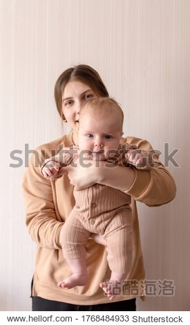 后代 小 父母 高加索人 快乐 团结 妈妈 婴儿 母性 三个 好看 母亲 白色 女 笑 育儿 拥抱 快乐 微笑 性格开朗 女孩 月份 为人父母 室内 成人 女儿 可爱 护理 儿童 小 爱 女人 妈妈 年轻的 孩子 可爱 持有 幸福 欢乐 手臂 可爱 童年 新生儿 肖像 人 首页 生活方式 搭接 宝贝 家庭