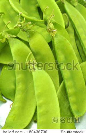 green peas piled on a tray.