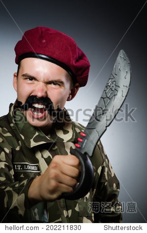 funny soldier against the dark background - 图片