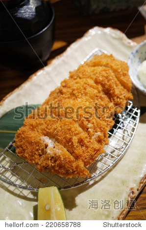 delicious deep fried pork cutlet (tonkatsu)