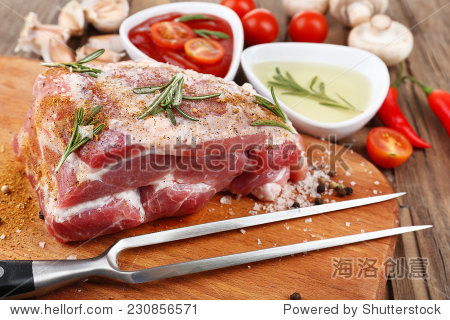 raw meat on wooden table, close-up - 图片素材 - 站酷海洛plus正版