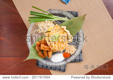 noodle (pad thai) with fried chicken, thai fusion food - 图片