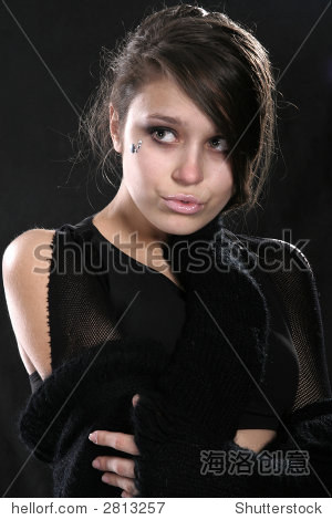 the beautiful young girl on a black background - 站酷海洛正版