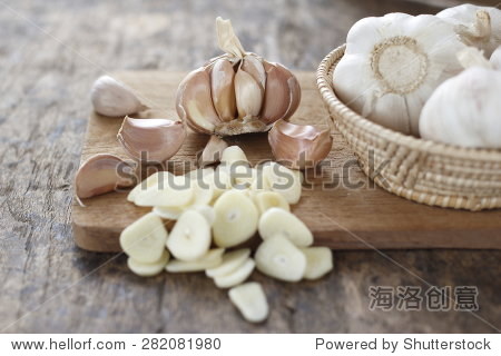 sliced garlic  garlic clove  garlic  bulb in wicker basket place