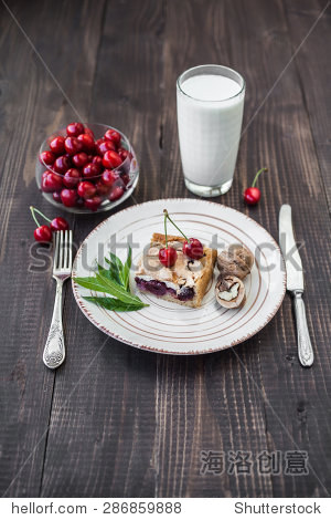 cherry pie with meringue and milk - 图片素材 - 站酷海洛plus正版
