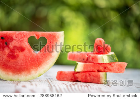 decorated watermelon slices with heart shape - 站酷海洛正版图片