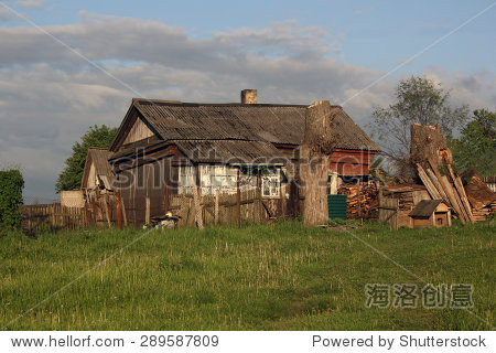 wretched rickety hovel in the countryside photo - 站酷海洛正版