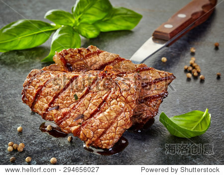 烤牛肉牛排和罗勒叶