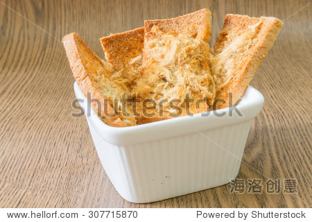 dried shredded pork with chillies sauce on bread - 图片素材