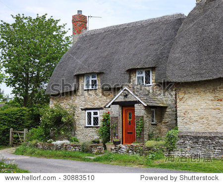 传统的茅草英语村别墅drystone墙前面