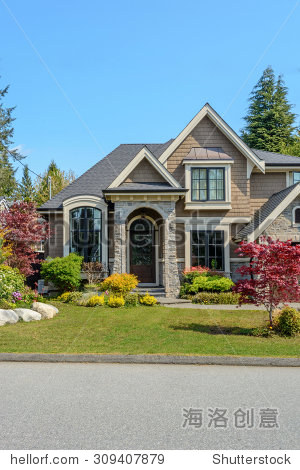 入口的一个豪华的房子,有明亮的美丽的风景,阳光灿烂的日子.