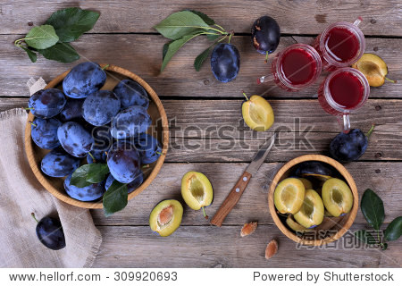 plums and plum juice on a wooden table - 站酷海洛正版图片, 视频