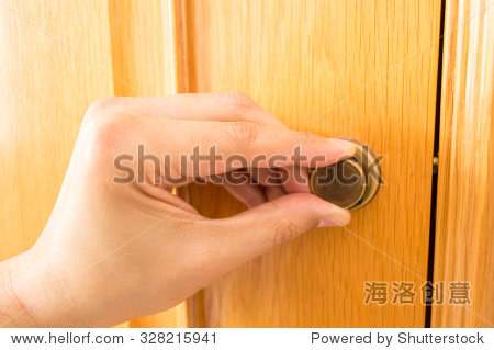locking the door图片