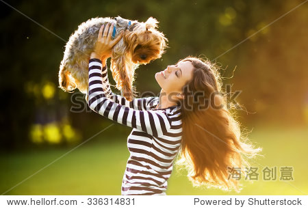 美丽的女孩在一个条纹毛衣的微笑和一只小狗 - 动物/野生生物,人物