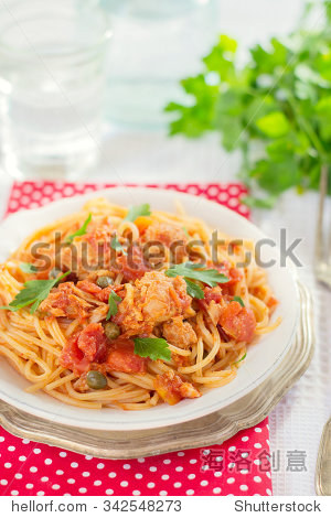 pasta spaghetti with tuna, capers and parsley in tomato sauce.