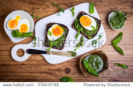 boiled egg with pesto on toast for breakfast - 站酷海洛正版图片