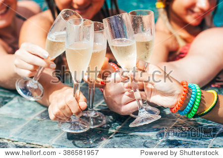 friends clink glasses in the pool - 站酷海洛正版图片, 视频, 音乐