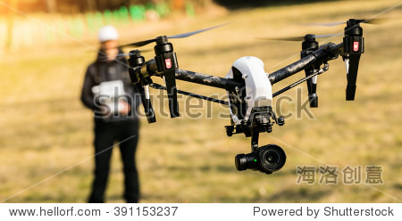 man handling drone in nature - 站酷海洛正版图片, 视频, 音乐素材