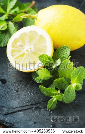 yellow lemon and green mint on the table, selective focus - 图片