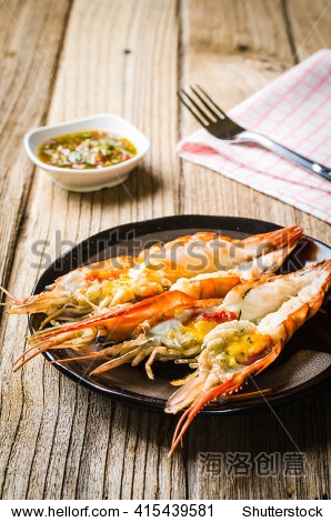 selective focus, roasted big river shrimp on the wooden table