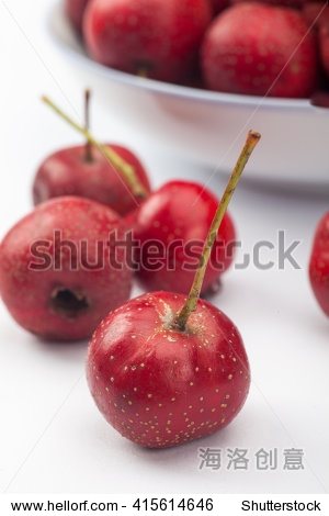 a large number of hawthorn on a white background - 图片素材