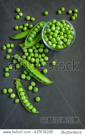 fresh young green peas on dark background - 站酷海洛正版图片