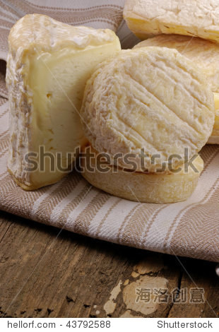 selection of french cheeses on a tea towl - 站酷海洛正版图片