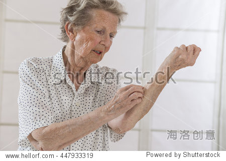 itching in an old woman - 站酷海洛正版图片, 视频, 音乐素材交易