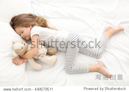 cute little girl sleeping with teddy bear in bed - 站酷海洛正版