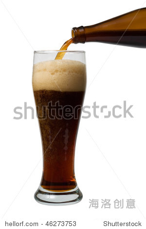 a beer pouring into a glass on the white background-站酷海洛正版
