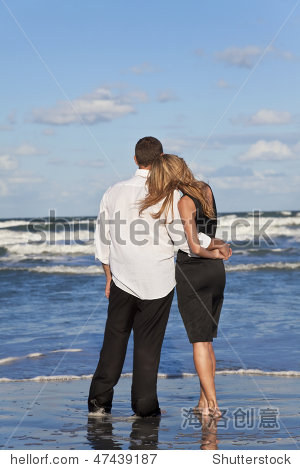 一个年轻的男人和女人浪漫情侣互相爱拥抱拥抱海滩上用亮蓝色的天空