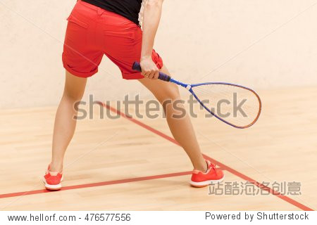 woman eager to play squash in the squash court-站酷海洛正版图片