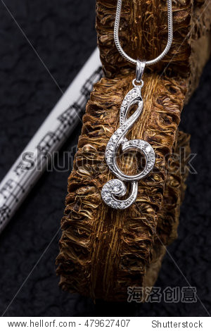 pendant treble clef on a black background - 图片素材 - 站酷海洛