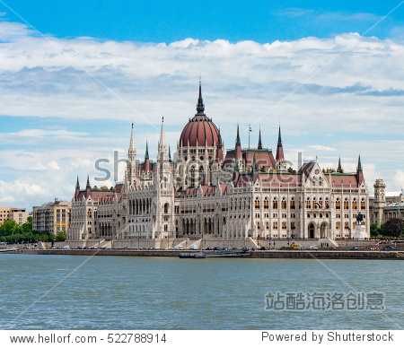 bright view of the parliament in budapest diagonally - 站酷海洛
