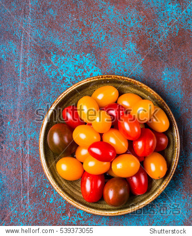 whole ripe cherry tomatoes on a plate, top view - 站酷海洛正版