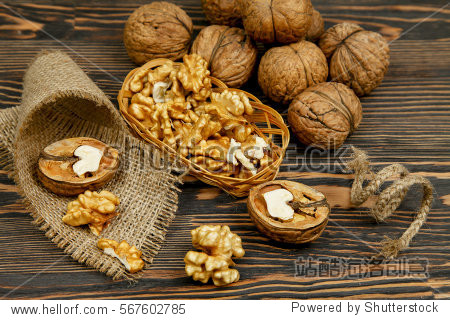 whole walnuts and kernels on the table - 站酷海洛正版图片, 视频