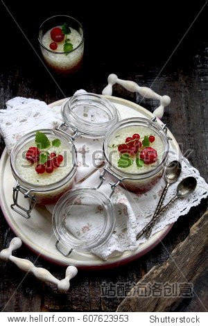 tapioca pudding with raspberry and red currants - 图片素材