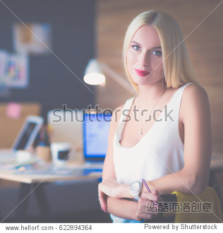 fashion designers working in studio sitting on the desk - 图片
