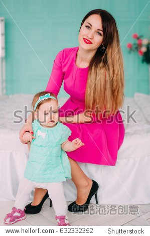 成人 阿拉伯 阿拉伯文 宝贝 好看 男孩 护理 高加索人 儿童 童年 特写镜头 可爱 女儿 表达式 面部 家庭 女 好玩 女孩 幸福 快乐 健康 持有 首页 拥抱 人类 婴儿 无罪 欢乐 孩子 生活 小 爱 母亲 母性 新生儿 父母 人 人 肖像 小 微笑 儿子 演播室 幼儿 一起 两个 白色 女人 年轻的