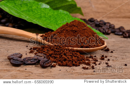 coffee beans and ground coffee on a wooden background - 图片素材
