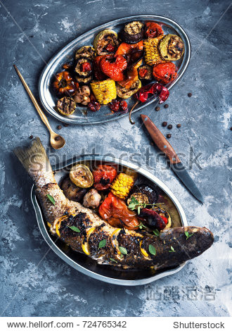 cooked whole grilled fish with vegetable garnish - 图片素材