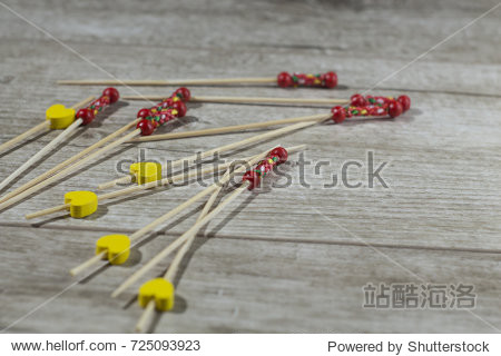 skewers for canapes lying on a wooden table - 图片素材 - 站酷